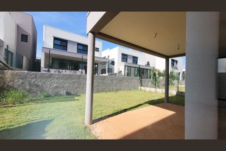 Casa de condomínio à venda com 220m², 3 quartos e 2 vagasQuintal