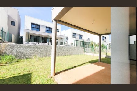 Casa de condomínio à venda com 220m², 3 quartos e 2 vagasQuintal