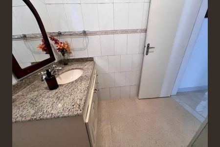 Casa de condomínio para alugar com 441m², 4 quartos e 4 vagas Casa de condomínio para alugar com 441m², 4 quartos e 4 vagasBanheiro Social