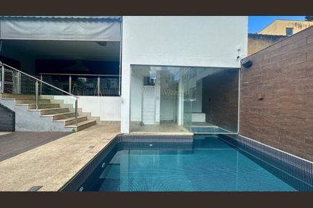 Casa à venda com 287m², 3 quartos e 3 vagasPiscina
