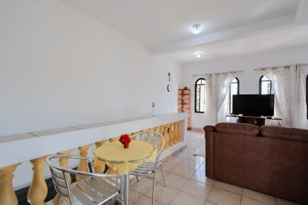 Casa à venda com 212m², 4 quartos e 13 vagas Casa à venda com 212m², 4 quartos e 13 vagasCasa 2 - Sala