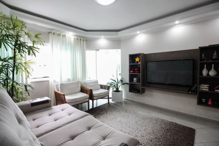 Casa à venda com 240m², 3 quartos e 4 vagasSala