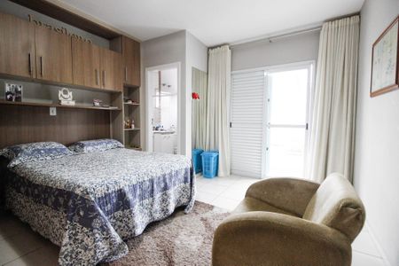 Casa à venda com 240m², 3 quartos e 4 vagasSuíte 1