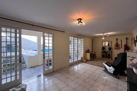 Casa à venda com 300m², 3 quartos e 2 vagas Casa à venda com 300m², 3 quartos e 2 vagasÁrea comum - Salão