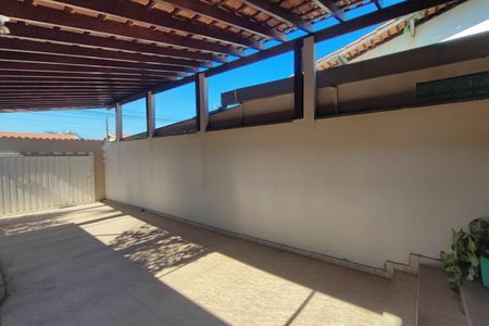 Casa à venda com 220m², 2 quartos e 2 vagas Casa à venda com 220m², 2 quartos e 2 vagasQuintal - Garagem