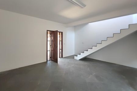 Casa à venda com 220m², 2 quartos e 2 vagas Casa à venda com 220m², 2 quartos e 2 vagasSala de Estar