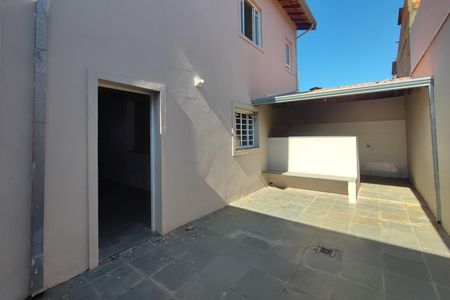 Casa à venda com 220m², 2 quartos e 2 vagas Casa à venda com 220m², 2 quartos e 2 vagasQuintal - Área de Serviço