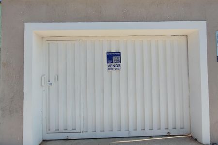 Casa à venda com 220m², 2 quartos e 2 vagas Casa à venda com 220m², 2 quartos e 2 vagasPLACA INSTALADA NA FACHADA