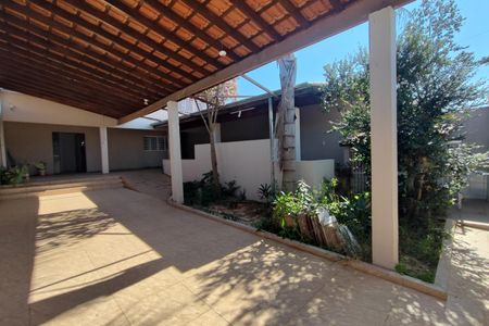 Casa à venda com 220m², 2 quartos e 2 vagas Casa à venda com 220m², 2 quartos e 2 vagasQuintal - Garagem