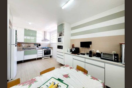 Casa à venda com 218m², 3 quartos e 5 vagas