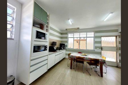 Casa à venda com 218m², 3 quartos e 5 vagas