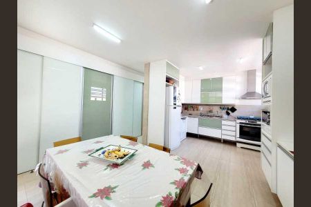 Casa à venda com 218m², 3 quartos e 5 vagas