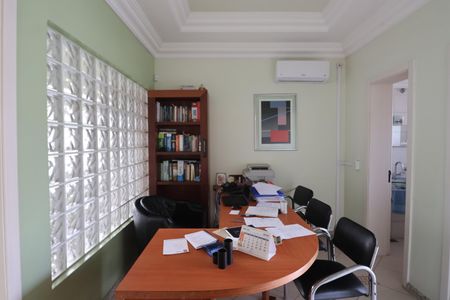 Casa à venda com 438m², 6 quartos e 3 vagasEscritório