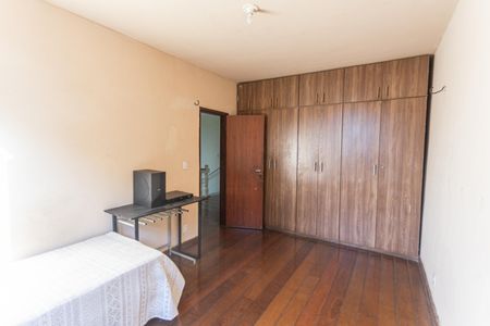 Casa à venda com 360m², 6 quartos e 5 vagas Casa à venda com 360m², 6 quartos e 5 vagasQuarto 2 no 2° Pavimento
