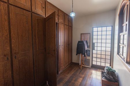 Casa à venda com 360m², 6 quartos e 5 vagas Casa à venda com 360m², 6 quartos e 5 vagasCloset da Suíte no 2° Pavimento