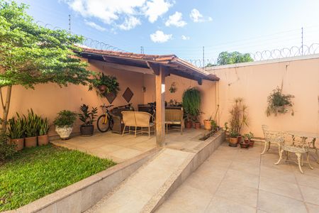 Casa à venda com 360m², 6 quartos e 5 vagas Casa à venda com 360m², 6 quartos e 5 vagasQuintal