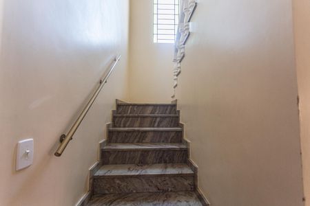 Casa à venda com 360m², 6 quartos e 5 vagas Casa à venda com 360m², 6 quartos e 5 vagasEscada de Acesso ao 2° Pavimento