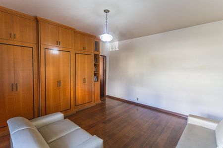 Casa à venda com 360m², 6 quartos e 5 vagas Casa à venda com 360m², 6 quartos e 5 vagasSala 3 no 2° Pavimento