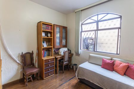 Casa à venda com 360m², 6 quartos e 5 vagas Casa à venda com 360m², 6 quartos e 5 vagasQuarto 1