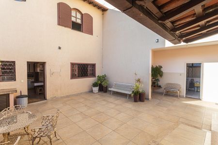 Casa à venda com 360m², 6 quartos e 5 vagas Casa à venda com 360m², 6 quartos e 5 vagasQuintal