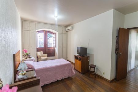 Casa à venda com 360m², 6 quartos e 5 vagas Casa à venda com 360m², 6 quartos e 5 vagasSemi-Suíte 3 no 2° Pavimento