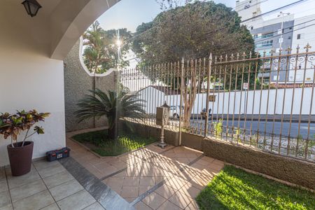 Casa à venda com 360m², 6 quartos e 5 vagas Casa à venda com 360m², 6 quartos e 5 vagasEntrada