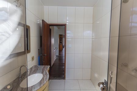 Casa à venda com 360m², 6 quartos e 5 vagas Casa à venda com 360m², 6 quartos e 5 vagasBanheiro Social no 2° Pavimento