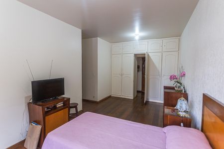 Casa à venda com 360m², 6 quartos e 5 vagas Casa à venda com 360m², 6 quartos e 5 vagasSemi-Suíte 3 no 2° Pavimento