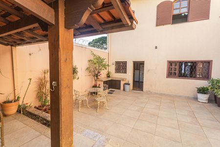 Casa à venda com 360m², 6 quartos e 5 vagas Casa à venda com 360m², 6 quartos e 5 vagasQuintal