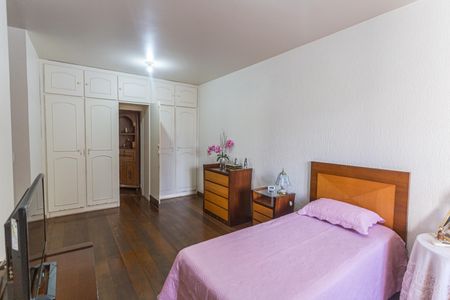 Casa à venda com 360m², 6 quartos e 5 vagas Casa à venda com 360m², 6 quartos e 5 vagasSemi-Suíte 3 no 2° Pavimento
