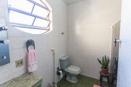 Casa à venda com 360m², 6 quartos e 5 vagas Casa à venda com 360m², 6 quartos e 5 vagasBanheiro da Semi-Suíte 2 no 2° Pavimento