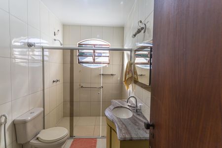 Casa à venda com 360m², 6 quartos e 5 vagas Casa à venda com 360m², 6 quartos e 5 vagasBanheiro Social no 2° Pavimento