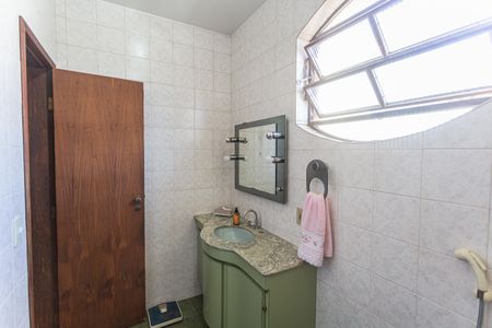 Casa à venda com 360m², 6 quartos e 5 vagas Casa à venda com 360m², 6 quartos e 5 vagasBanheiro da Semi-Suíte 2 no 2° Pavimento