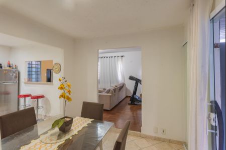 Casa à venda com 250m², 2 quartos e 2 vagas Casa à venda com 250m², 2 quartos e 2 vagasSala