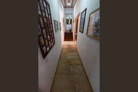 Casa à venda com 332m², 3 quartos e 6 vagas Casa à venda com 332m², 3 quartos e 6 vagasCorredor