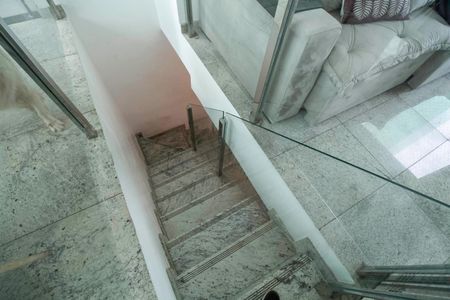 Apartamento à venda com 176m², 3 quartos e 1 vaga Apartamento à venda com 176m², 3 quartos e 1 vagaEscada