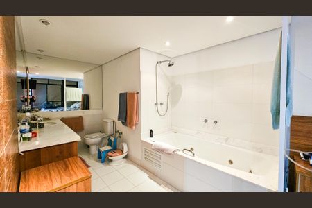 Apartamento à venda com 116m², 2 quartos e 2 vagas Apartamento à venda com 116m², 2 quartos e 2 vagasBanheiro da Suíte