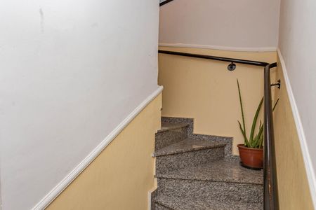 Casa à venda com 110m², 3 quartos e 2 vagasEscada