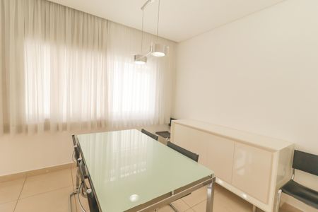 Casa de condomínio à venda com 410m², 4 quartos e 5 vagas Casa de condomínio à venda com 410m², 4 quartos e 5 vagasEscritório