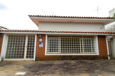 Casa à venda com 168m², 3 quartos e 3 vagas Casa à venda com 168m², 3 quartos e 3 vagasFachada