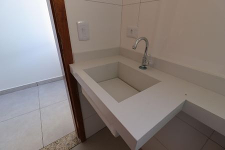 Casa à venda com 112m², 2 quartos e 2 vagasBanheiro da Suíte 1 - Pia
