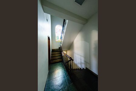 Casa para alugar com 352m², 6 quartos e 4 vagasEscada