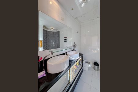 Casa à venda com 380m², 3 quartos e 5 vagasBanheiro da Suíte 1