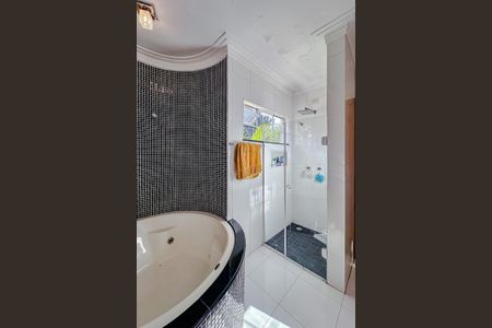 Casa à venda com 380m², 3 quartos e 5 vagasBanheiro da Suíte 1