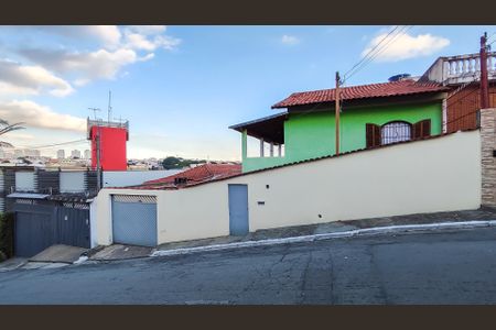 Casa à venda com 151m², 3 quartos e 5 vagas Casa à venda com 151m², 3 quartos e 5 vagasFachada