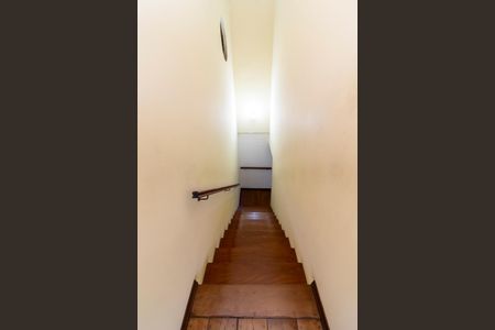 Casa à venda com 151m², 3 quartos e 5 vagas Casa à venda com 151m², 3 quartos e 5 vagasEscada