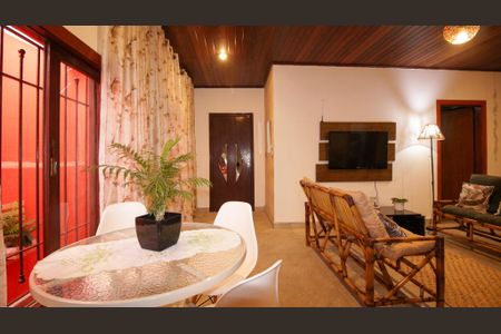 Casa para alugar com 250m², 4 quartos e 2 vagas Casa para alugar com 250m², 4 quartos e 2 vagasSala