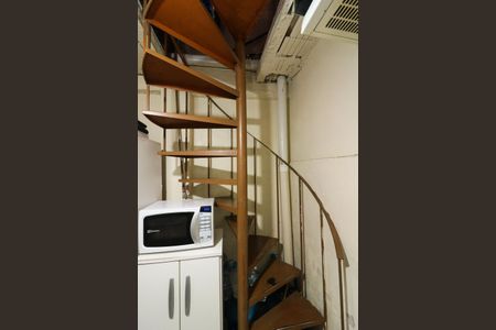 Casa de condomínio à venda com 45m², 2 quartos e sem vaga Casa de condomínio à venda com 45m², 2 quartos e sem vagaEscada