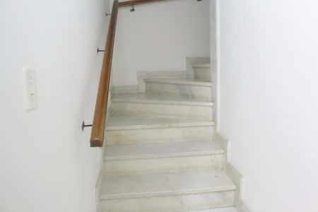 Casa à venda com 200m², 3 quartos e 2 vagasEscada