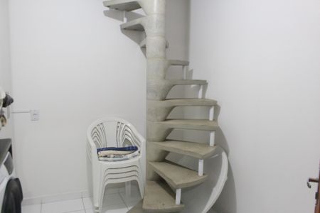 Casa à venda com 200m², 3 quartos e 2 vagasEscada Externa